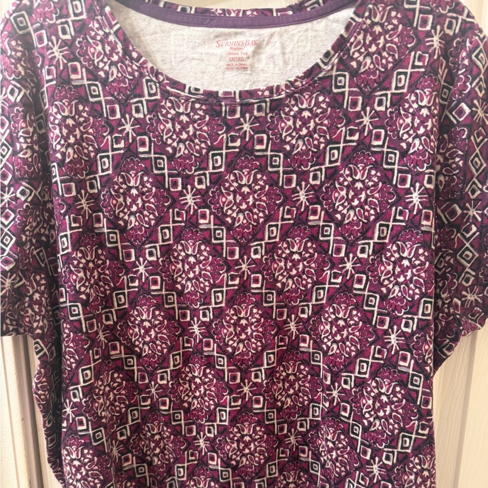 St. John's Bay Purple Patterned Short Sleeve Tee